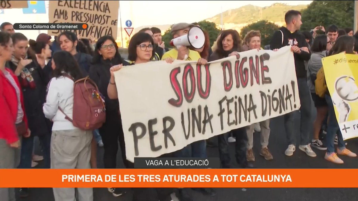 Vaga d'educació: un grup de docents tallen la ronda de Dalt en els dos sentits de la marxa a Santa Coloma de Gramenet