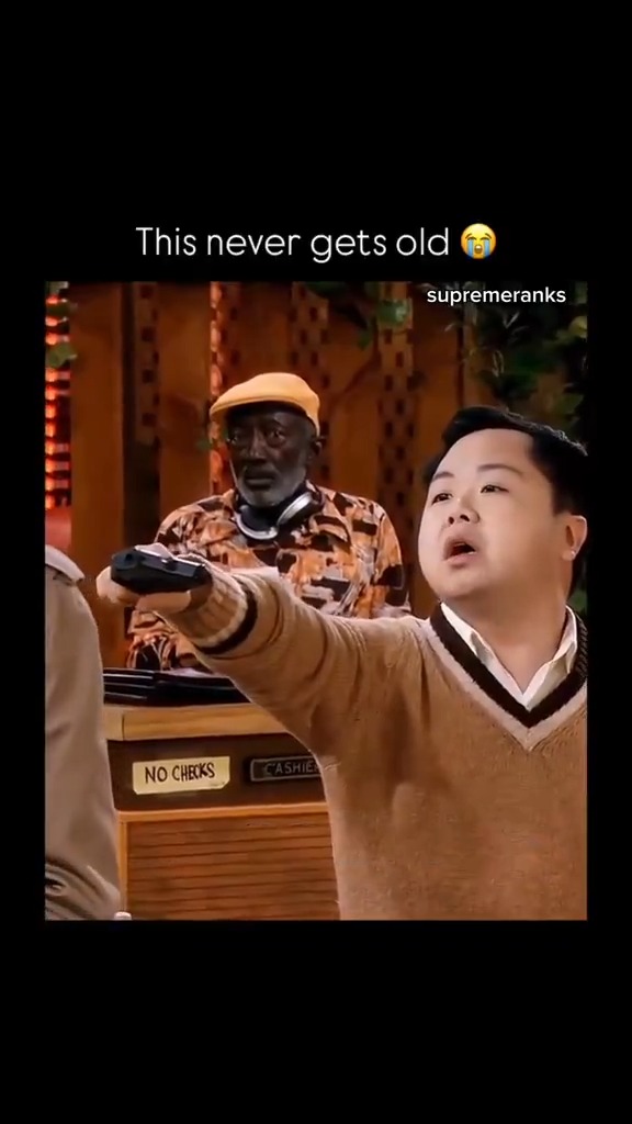 Is this the most iconic Han Lee moment or what? 😂 The day Han Lee chose violence... 🎬2 Broke Girls
