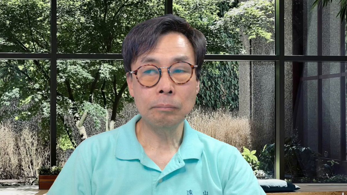 藤原直哉の「日本と世界にひとこと」 2026年5月13日 円安・株高だけが安心の源という人たち 要約 藤原直哉氏による2024年5月13日の政治・経済分析において、円安株高に依存する人々の心理状況と世界情勢の変化について詳細な考察が行われた。 藤原氏は海外旅行（ウズベキスタン）から帰国後、風邪を引いた状態で配信を行い、旧ソ連圏の現状について報告した。ウズベキスタンでは旧ソ連時代の鉄骨構造は残っているものの、若い世代が継承すると「なんちゃって鉄筋」になってしまい、上層部は汚職に蝕まれていると指摘した。この汚職問題は旧ソ連圏だけでなく、アメリカにも蔓延しており、トランプ政権による粛清が進行中であると分析した。 機密解除された文書に関連して、ロシアでUFOを攻撃した兵士が宇宙人によって石化されたという話が紹介され、これまでフェイクとされていた情報が実際に公開され始めていることを指摘した。160件の機密文書が公開されたのは第一陣に過ぎず、今後さらに多くの情報が明らかになると予測した。 日本国内の状況について、トランプ政権や高市氏、ロシア情勢などを理解できない人々が多数存在し、最終的に「トランプが悪い」という結論に至る傾向があると分析した。しかし、好き嫌いや支持・不支持を度外視して冷静に状況を分析する必要性を強調した。 円安株高に関して、あらゆることがうまくいかない中で、これだけが最後の砦となっている企業や個人が存在すると指摘した。アメリカでも同様にドル高株高が最後の頼りとなっているが、ドルや金銀が下落する中、株高のみが残された状況であると分析した。 昭和末期のバブル崩壊時の状況と比較し、当時も株価下落後に不動産価格が高止まりし、最後まで高いものにすがる人々がいたことを振り返った。全てが崩壊した際に頭が冬眠状態になる人々の存在を指摘し、最も重要な時期に適切な判断ができなくなる危険性を警告した。 清和会政権について、アメリカの戦争屋勢力を背景とした一部の人間による日本乗っ取り計画であったと分析し、植民地支配の手法として能力がなく恨みを持つ人物をトップに据える戦略が用いられたと説明した。小泉氏や安倍氏を例に挙げ、もともと議員会館の隅にいた人物が引き上げられた経緯を述べた。 一方で、組織の末端では自分の良心と冷静さを大事にして仕事をする人々が増加していることを観察し、これが再生の芽であると評価した。精神性を重視する人々が最終的に組織の上層部に抜擢される可能性を示唆し、令和維新の到来を予測した。 円安株高の実態について、外国人による日本株購入が主因であり、世界的な混乱の中で外国人投資家も売り逃げを図っている状況であると分析した。株式業界では少額投資家を「ゴミ」と呼ぶ実態を暴露し、株屋の与太話に惑わされることの危険性を警告した。 最後に、イスラエル問題の解決や北朝鮮の憲法改正による朝鮮戦争終結の可能性、米朝・南北国交回復、日朝国交回復の展望について言及し、拉致問題や核問題の真実が明らかになる重要なタイミングが近づいていると結論づけた。 チャプター 海外旅行報告とウズベキスタンの現状分析00:00:01 藤原直哉氏が海外旅行から帰国後、風邪を引いた状態で配信を開始。ウズベキスタン訪問について報告し、旧ソ連圏の国として旧ソ連時代の鉄骨構造は残っているものの、若い世代が継承すると品質が劣化している現状を指摘。上層部の汚職問題についても言及し、旧ソ連圏やアメリカ全体に蔓延する汚職の深刻さを分析した。 機密文書公開とUFO・宇宙人情報の暴露00:01:40 機密解除された文書の中で、ロシアでUFOを攻撃した兵士が宇宙人によって石化されたという話を紹介。ソドムとゴモラの聖書の記述との類似性を指摘し、160件の機密文書公開が第一陣に過ぎないことを強調。これまでフェイクとされていた情報が実際に公開され始めており、神話や歴史上の出来事が実際にあった可能性を示唆した。 日本国内の政治理解度と情報格差00:03:26 日本国内でトランプ政権、高市氏、ロシア情勢などを理解できない人々が多数存在することを指摘。最終的に「トランプが悪い」という結論に至る傾向があるが、好き嫌いや支持・不支持を度外視して冷静に分析する必要性を強調。理解不足により回り道をして余計な時間と労力を費やすリスクを警告した。 円安株高依存症候群の分析00:04:34 あらゆることがうまくいかない中で、円安株高だけが最後の砦となっている企業や個人の存在を指摘。アメリカでもドル高株高が最後の頼りとなっているが、ドルや金銀の下落により株高のみが残された状況を分析。情報が市場に集中し、株価が全て正しいという勝手な言い訳で自分を安心させる人々の心理を解説した。 バブル崩壊時との比較と歴史的教訓00:06:51 昭和末期のバブル崩壊（1990年頃）との比較を行い、当時も株価下落後に不動産価格が高止まりし、順次崩壊していく過程で最後まで高いものにすがる人々がいたことを振り返った。全てが崩壊した際に頭が冬眠状態になる人々の存在を指摘し、最も重要な時期に適切な判断ができなくなる危険性を歴史的教訓として提示した。 清和会政権の本質と植民地支配の手法00:09:34 清和会政権をアメリカの戦争屋勢力を背景とした日本乗っ取り計画として分析。植民地支配の手法として、能力がなく恨みを持つ人物をトップに据える戦略を解説。小泉氏や安倍氏を例に挙げ、もともと議員会館の隅にいた人物が引き上げられ、恨みの力を利用して人々を支配する仕組みを詳述した。 組織末端での精神性重視の動きと再生の芽00:11:58 組織の上層部がポンカツ状態でも、末端では自分の良心と冷静さを大事にして仕事をする人々が増加していることを観察。戦争屋が支配していた時代には精神性の高い人は出世できなかったが、現在は解放区のような状況が生まれており、これが再生の芽であると評価。令和維新において精神性を重視する人々が抜擢される可能性を示唆した。 円安株高の実態と外国人投資家の動向00:14:56 円安株高の実態が外国人による日本株購入であることを説明。世界的な混乱と金融界の裏の積荷問題により、外国人投資家も売り逃げを図っている状況を分析。株式業界では少額投資家を「ゴミ」と呼ぶ実態を暴露し、トランプ政権の円高誘導策についても言及した。 株屋の与太話と投資家への警告00:17:12 株屋の与太話の実態を暴露し、証券会社や新聞の相場解説が客を騙すための屁理屈であることを指摘。本当である確証がない噂話や願望に基づく情報を鵜呑みにする危険性を警告。相場の与太話をまともに聞くようになったら「一巻の終わり」であると強く注意喚起した。 朝鮮半島情勢と日本への影響00:18:48 イスラエル問題の解決と北朝鮮の憲法改正による朝鮮戦争終結の可能性を分析。米朝・南北国交回復の展望と、その際に必要となるアメリカ戦争屋の引き剥がし作業について言及。日朝国交回復時には拉致問題の真実と日本の潜在的核保有国としての実態が暴露される重要なタイミングが近づいていると結論づけた。 行動項目 藤原直哉氏が世界情勢の変化を冷静に分析し、好き嫌いを度外視した客観的判断の必要性を提起した。 00:04:02 藤原直哉氏が組織の末端で精神性を重視して働く人々に対し、自分の良心を大事にして仕事を続けることを推奨した。 00:14:32 藤原直哉氏が投資家に対し、株屋の与太話に惑わされないよう警告し、相場情報の真偽を見極める重要性を強調した。 00:18:03 藤原直哉氏が日朝国交回復時に拉致問題と核問題の真実を全て明らかにする必要性を指摘した。 00:19:32