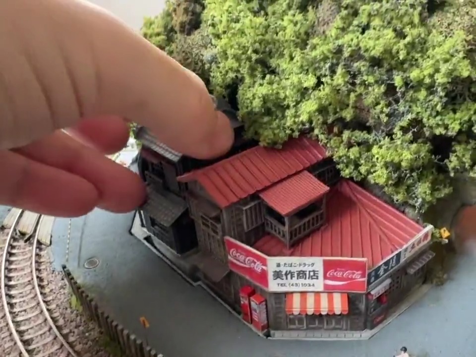 曰く付き物件(笑)のジオコレ美作商店ですが、ここだけの話、看板のウラはサビサビです😇 #鉄道模型 #Nゲージ #Bトレ #ジオラマ