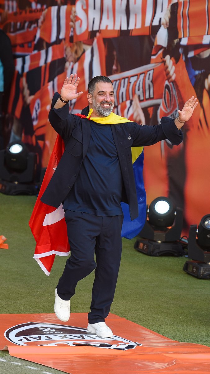 Shaktar Donetsk'in şampiyonluk kutlamalarında Arda Turan'a gösterilen yoğun sevgi.