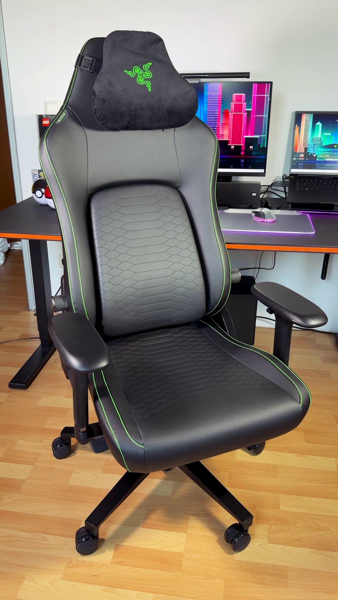 🪑 La Razer Iskur V2 NewGen marca un nuevo estándar en sillas gaming. El primer soporte lumbar Razer HyperFlex del mundo, con diseño giratorio de 360º, se adapta a vuestros movimientos. Hacia arriba, abajo, hacia dentro y hacia fuera. La espuma fría de doble densidad distribuye la presión de forma uniforme y el diseño perforado disipa el calor. El cuero Razer Gen 2 EPU con tecnología CoolTouch es transpirable y hasta 13 veces más duradero que el cuero PU convencional. Reposabrazos 4D, respaldo ajustable y reposacabezas Memory Foam. Todo adaptado a vuestra posición. Disponible en Black/Green, Black, Quartz y Light Grey. ⚡ #Razer #GamingChair #RazerIskurV2