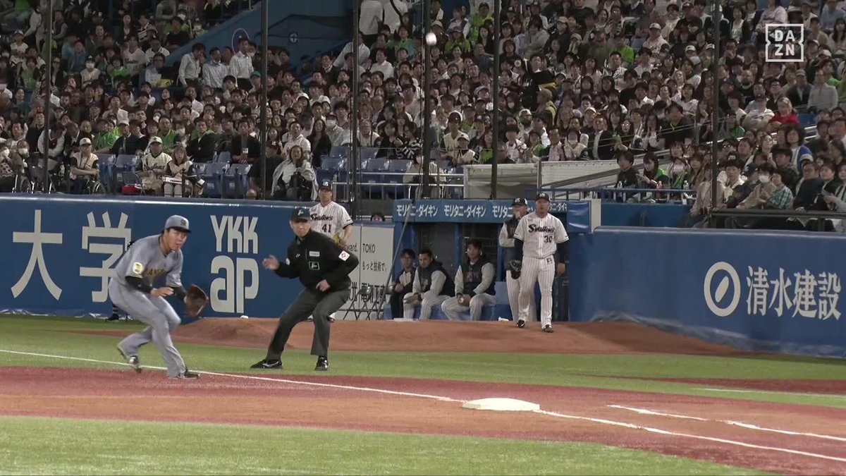 どこ行くねーん! 記録は1塁への内野安打 澤井廉の打球がベースに直撃&大バウンド💥 ⚾️ヤクルト×阪神 #swallows #だったらDAZN