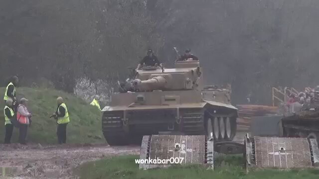 ティーガーⅠ（VI号戦車E型）は、第二次世界大戦期にナチス・ドイツが開発・運用した約55〜57トン級の強力な重戦車。1942年後半に戦場に投入され、88mm主砲による圧倒的な攻撃力と100mmの前面装甲による防御力で、当時最強の戦車だった。