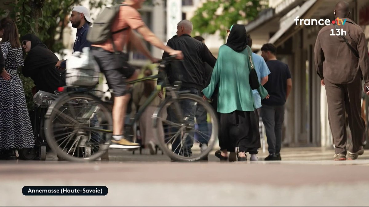🔴 Les trottinettes et les vélos ont été interdits dans le centre-ville d'Annemasse, en Haute-Savoie, où les accidents étaient trop fréquents. Une décision qui fait réagir les habitants de la ville. #JT13H