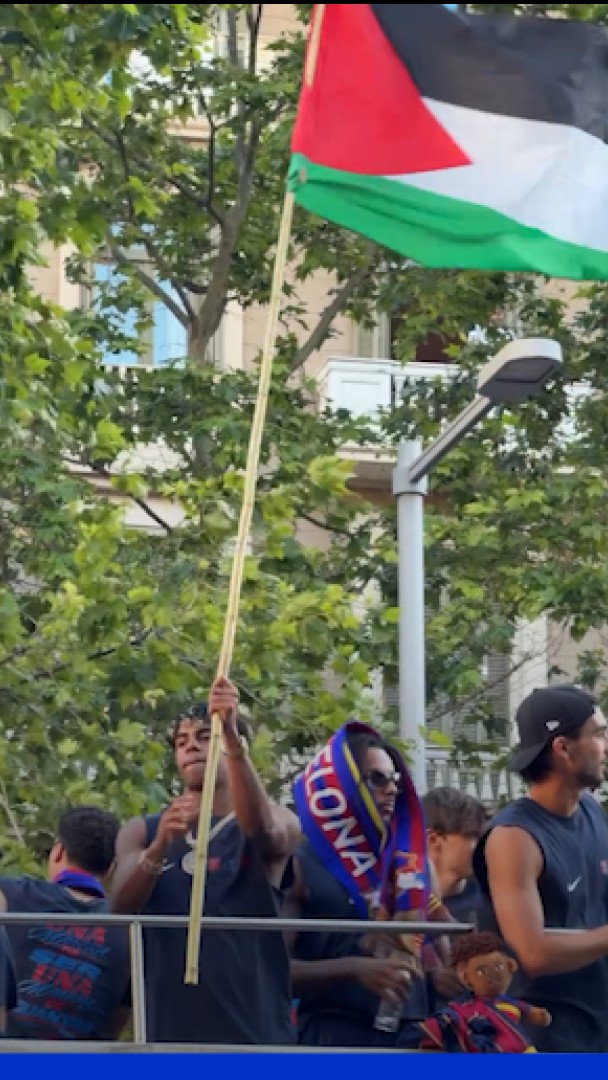 Lamine Yamal brandit un drapeau palestinien lors des célébrations du titre du FC Barcelone