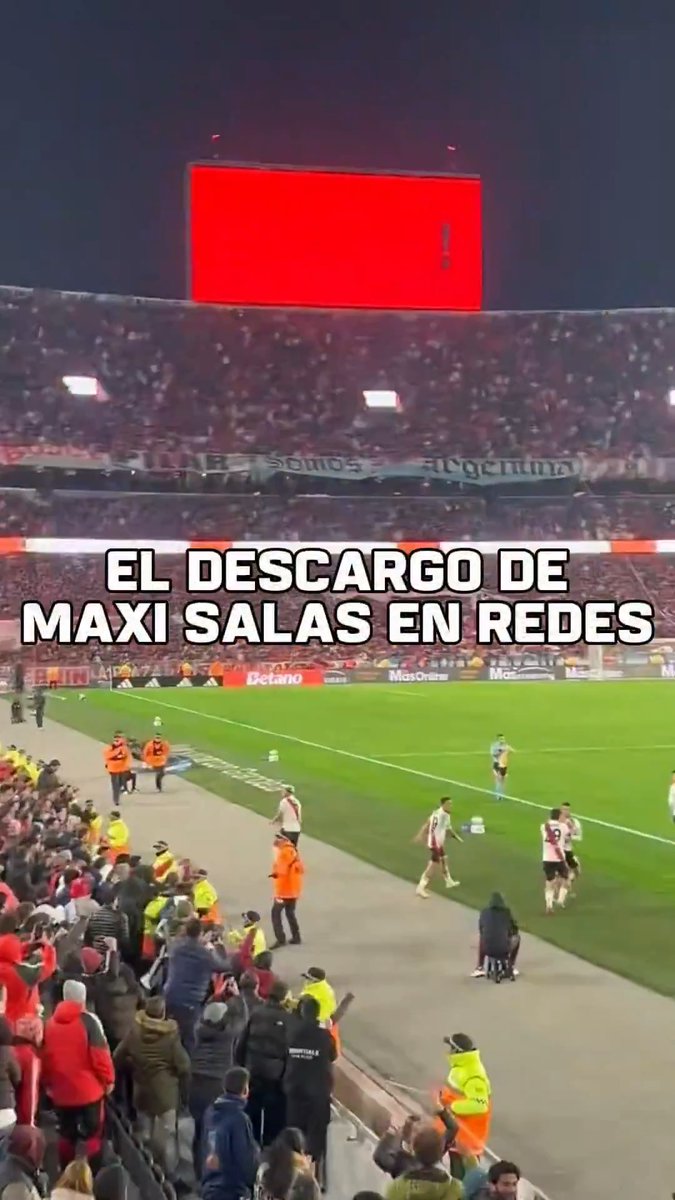 "Hay un video circulando en el que le tiré un pelotazo a la gente. ¡Nunca haría eso! Pateé y justo fue para al lado de la tribuna. JAMÁS LE FALTARÍA EL RESPETO A LA GENTE" ✍️ El mensaje de Maxi Salas en sus redes sociales luego de la viralización de un video suyo durante el encuentro entre River y San Lorenzo por los octavos de final del #TorneoApertura 📹 Vicky