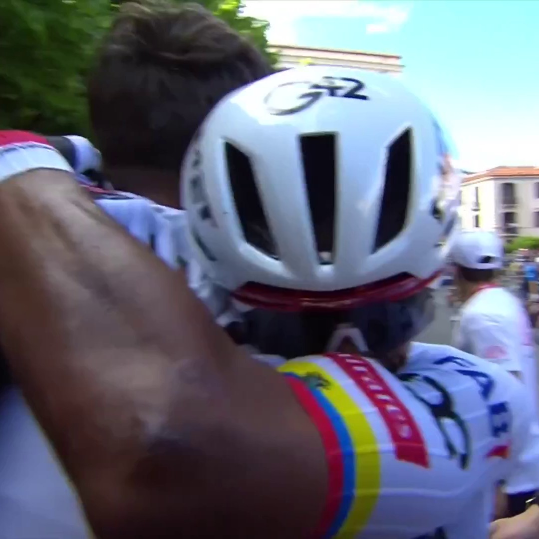 Jhonatan Narváez remporte la 4e étape du #GirodItalia ! L'Équatorien s'impose devant Orluis Aular et Giulio Ciccone, qui s'empare du maillot rose Suivez le Tour d'Italie sur Eurosport et HBO Max #LesRP
