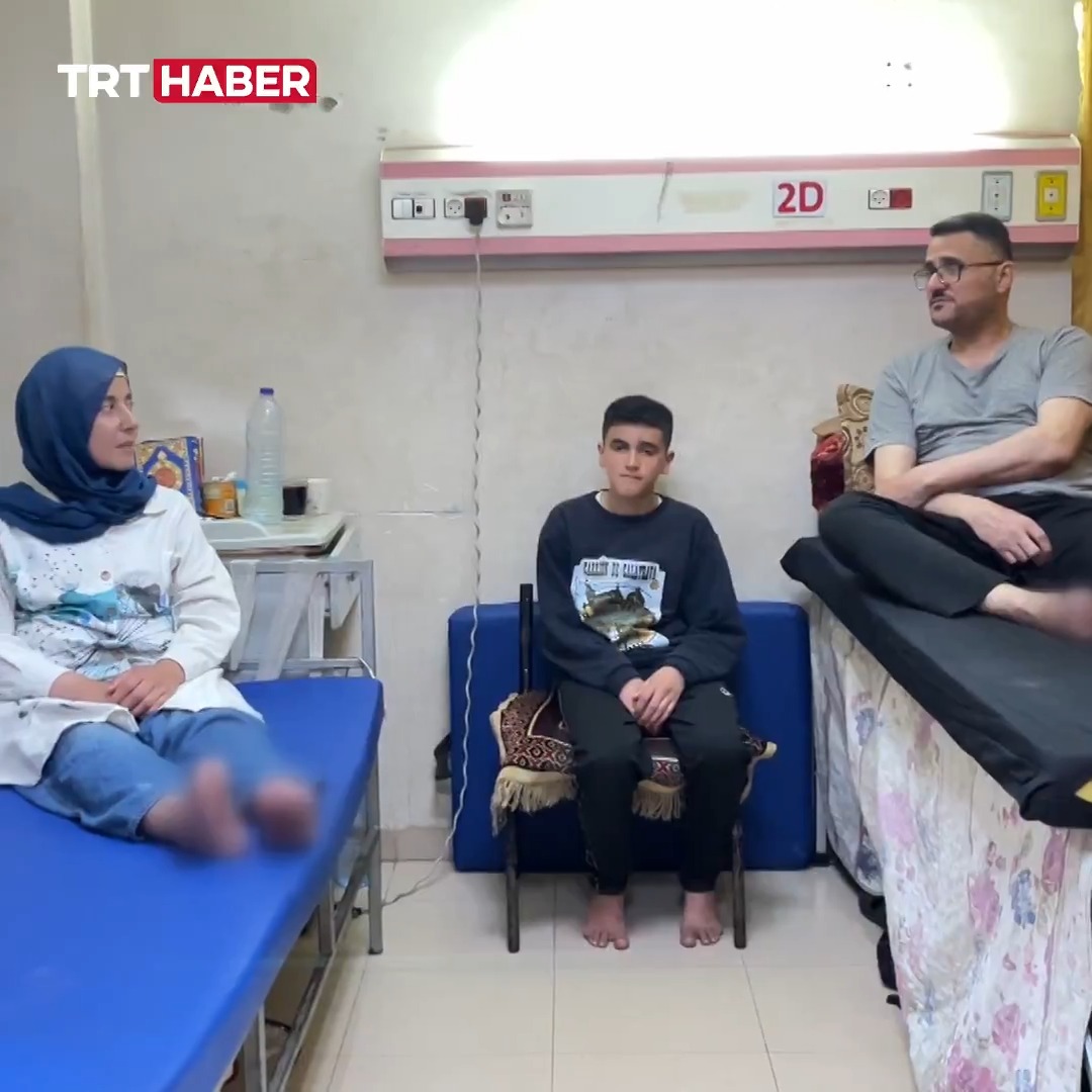 Katil İsrail'in Gazze'de çadırlara düzenlediği saldırıda yaralanan Deeb ailesi 1,5 yıldır tedavi edilmeyi bekliyor. Filistinli aile, yaşadıklarını Gazze'deki tek Türk televizyonu TRT'ye anlattı: 📌"Babayım ama bir şey yapamıyorum, yaralıyım. Çocuklarımız bize bakmak zorunda."