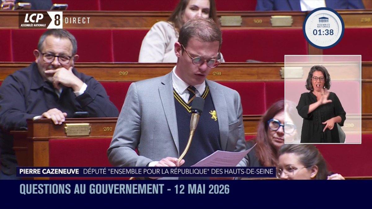 🔴INSOLITE | Pierre Cazeneuve, compagnon de Maud Bregeon (porte-parole du gouvernement), fils de Jean-René Cazeneuve (député macroniste), beau-frère d’Aurelien Rousseau (député et ex ministre de Macron), a arboré un uniforme scolaire dans l’hémicycle.