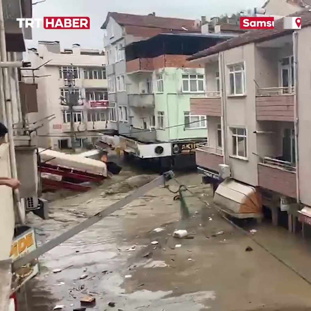 Samsun'da sağanak sonrası yollar göle döndü, araçlar sele kapıldı.