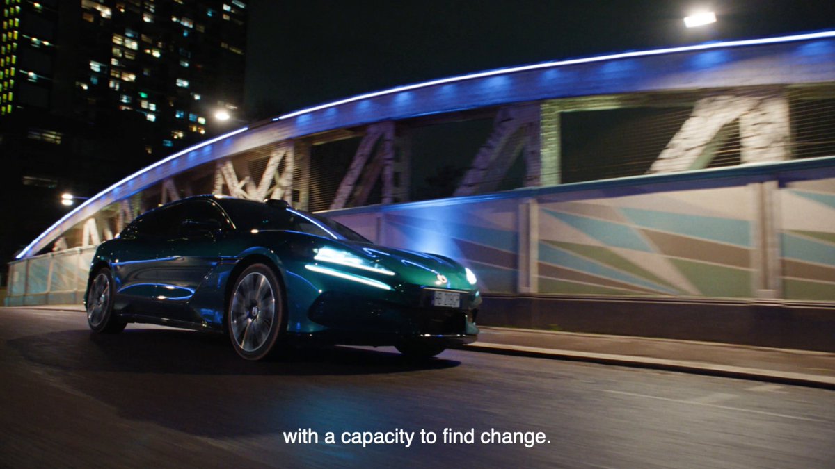 James Bond just went electric… with his dog 🐶⚡ Daniel Craig drives the DENZA Z9GT through rainy London in this cinematic stunner. “Everything is changing.” Ready? 🔥 #DENZAZ9GT #DanielCraig #BYD BYD Global
