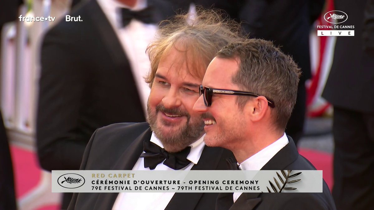 Le réalisateur du Seigneur des Anneaux, Peter Jackson, retrouve le héros de la saga, Elijah Wood (Frodon Sacquet) sur le tapis rouge du Festival de Cannes 2026, avant de recevoir une Palme d'or d'honneur des mains de l'acteur.