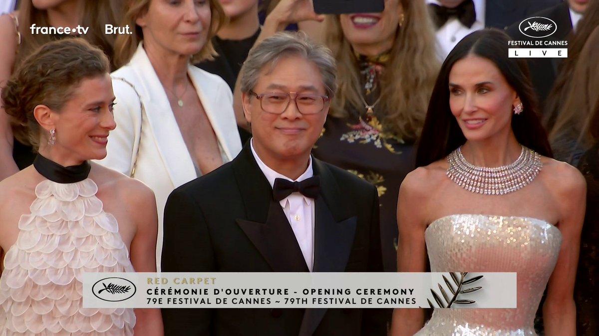 🔴🎬 Le jury de la 79e édition du Festival de Cannes fait son entrée sur le tapis rouge, pour cette soirée inaugurale. Suivez la cérémonie d'ouverture #Cannes2026