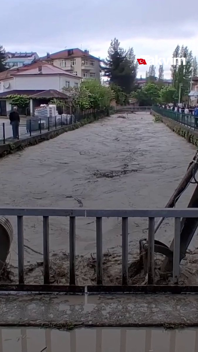 SAĞANAK SELE DÖNDÜ 📌 Samsun'un Havza ilçesinde sağanak yağış etkili oldu. 👉 Sağanak nedeniyle bazı ev ile iş yerlerinin zemin ve bodrum katlarını su bastı.