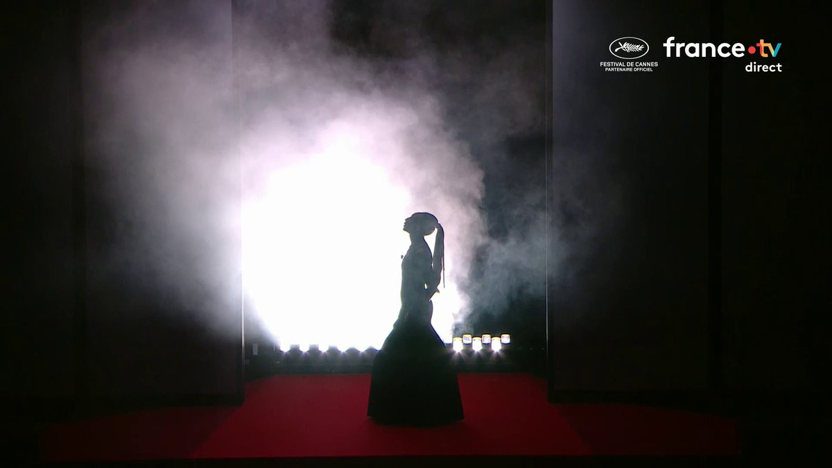 🔴🎬 "Sur l'écran noir de mes nuits blanches." Eye Haïdara, maîtresse de cérémonie, débute son discours par une référence à la chanson "Le Cinéma" de Claude Nougaro. #Cannes2026