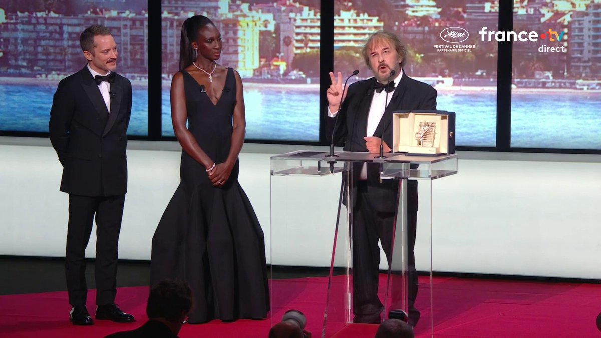 Le réalisateur du "Seigneur des Anneaux" Peter Jackson a reçu un vibrant hommage lors de la cérémonie d'ouverture du Festival de Cannes 2026. Le héros de la saga Elijah Wood (Frodon Sacquet) lui a remis une Palme d'or d'honneur devant un public conquis. #cannes2026