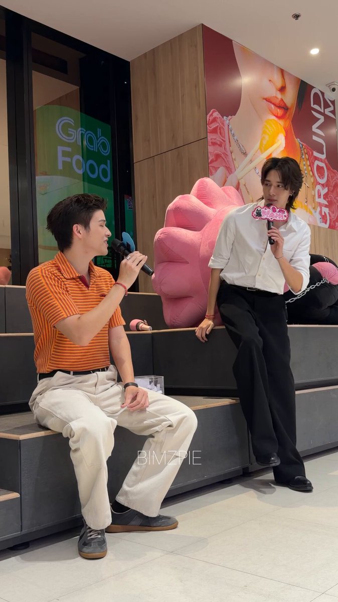ฉะมายเดินเอาของมาให้ฉะกาย แต่ฉะกายบอกรับไม่ได้ ติดแบรนด์ ตี๋เล็กเดินคอตกไปเลย แงงงง นานิเลยบอก ให้นีออนน่าแทน โถ่ลูก 🥺🫳🏻🫳🏻 #WUTheSeriesEP2 #SkyNani #สกายนานิ