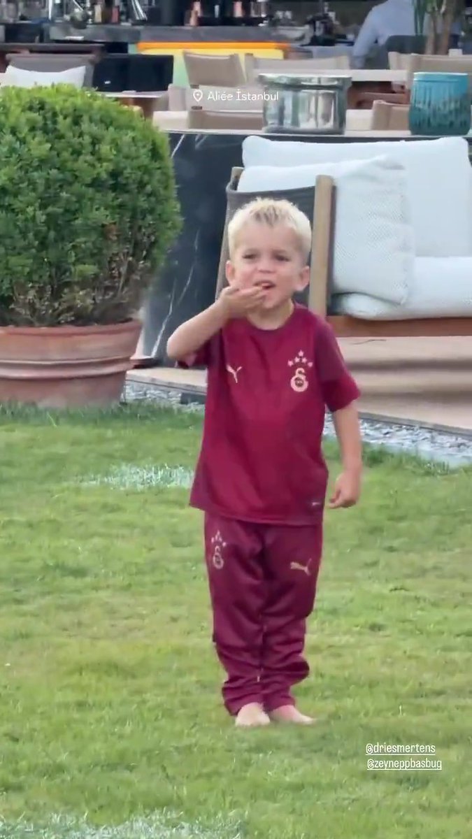 Ciro Mertens, babasıyla birlikte top oynuyor 🥰
