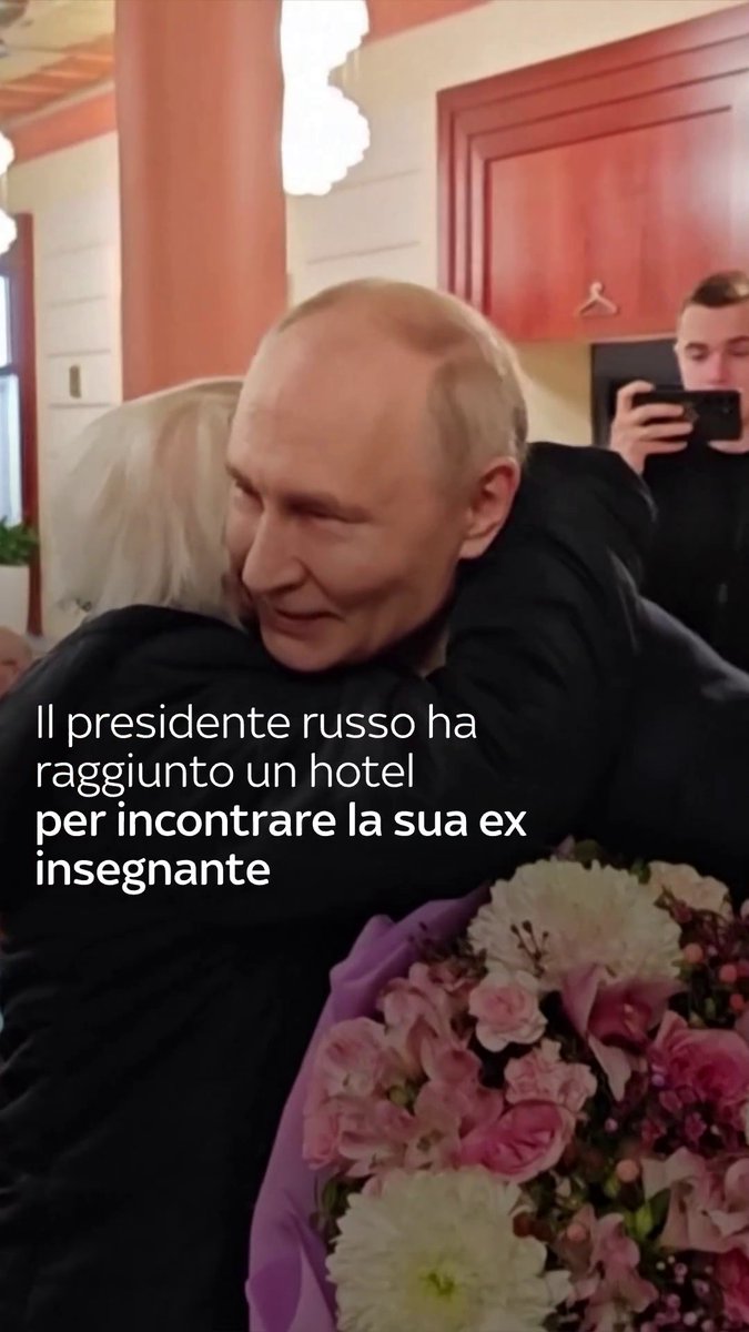 Il Cremlino ha diffuso un video in cui Vladimir Putin raggiunge in auto un hotel nel centro di Mosca per incontrare la sua ex insegnante Vera Gurevich e accompagnarla a cena dopo le celebrazioni del Giorno della Vittoria