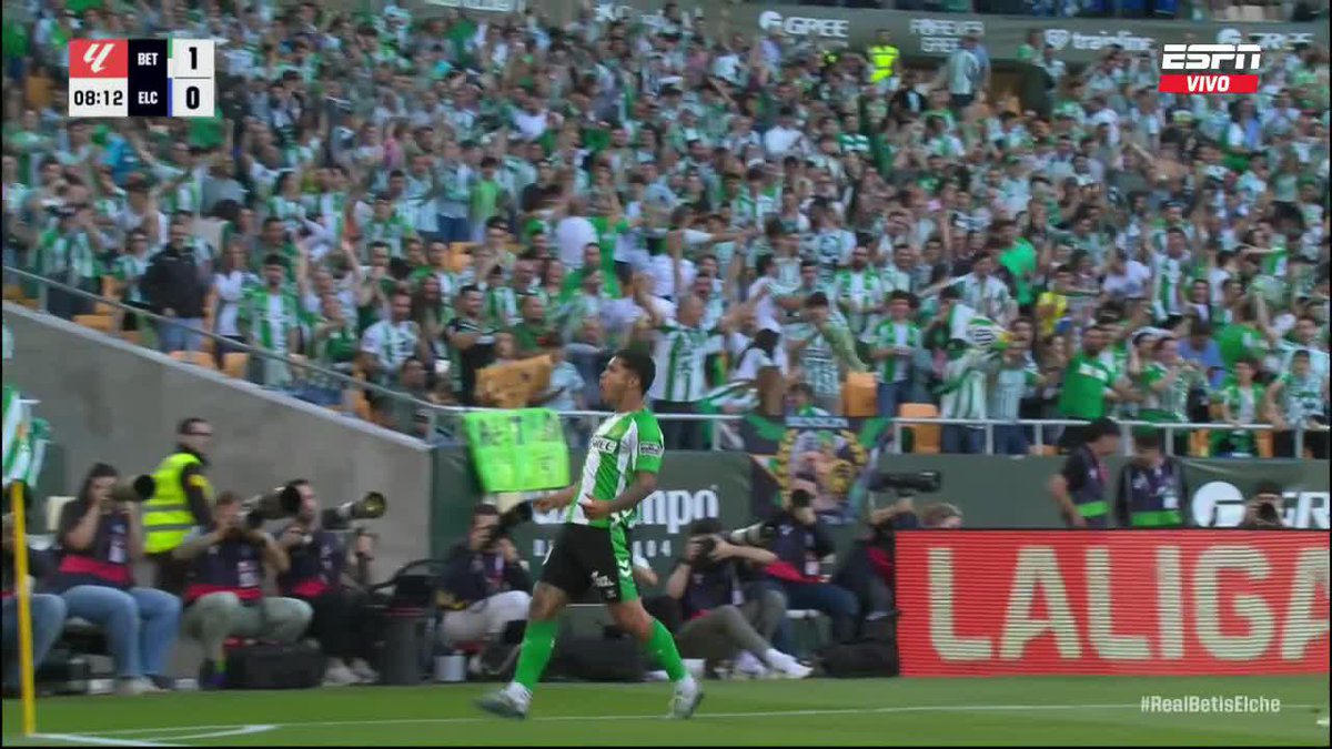 🇨🇴 GOLAZO de Juan Camilo ‘Cucho’ Hernández. El colombiano marcó el 1-0 de #RealBetis ante #Elche, al 9’ 👀 Es la anotación #11 del delantero en lo que va de LaLiga