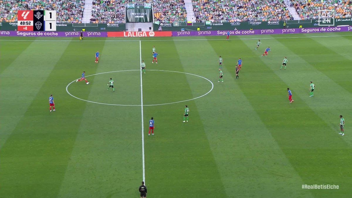 #Betis #Elche 💪🏻 Despeja Diego Llorente, el balón le va a la mano a André da Silva y posteriormente a ello, marca gol Diangana. 📌 ES GOL LEGAL. 👮🏻♂️:❌️ 📺:❌️ ▪️¿Por qué es legal? 1️⃣Está en una posición natural. 2️⃣No es inmediata a gol al marcar...