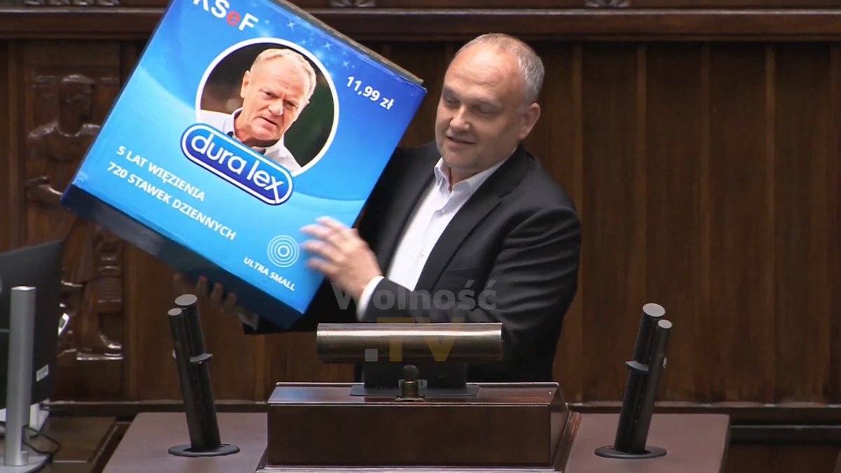 🔴 Foltyn przyniósł na mównicę OGROMNE pudełko PREZERWATYW z wizerunkiem Donalda Tuska i wyjął z niego BALON, który poleciał pod sam sufit Sejmu! XDDDDDDDDD