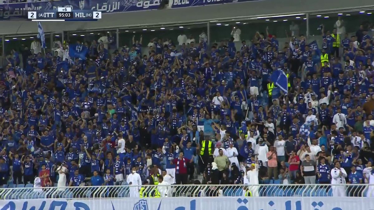 النصراويه مستغربين من السيناريو الاتحادي يضحك من بعيد :