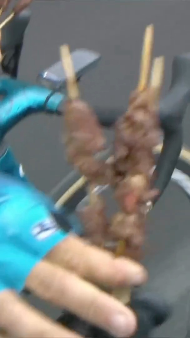 When the riders got given kebabs at the Giro d’Italia 🍖🤣