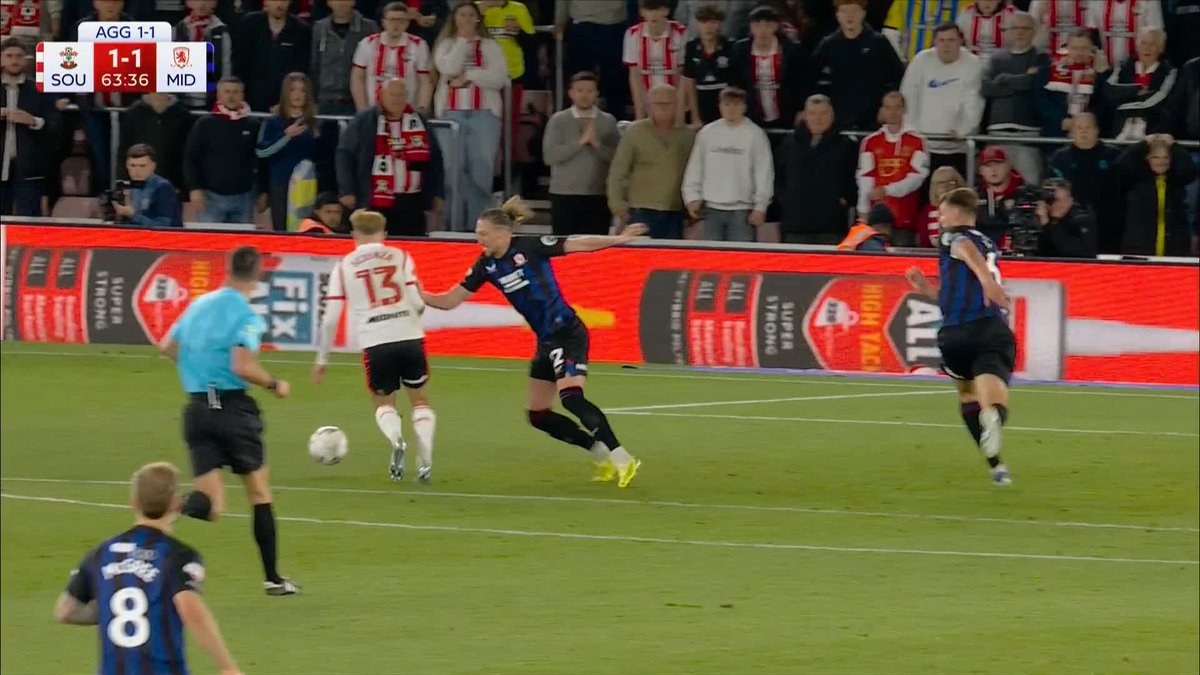 In absolutely no way is this a penalty 😂 Leo Scienza is a quality player but my god, this is poor.