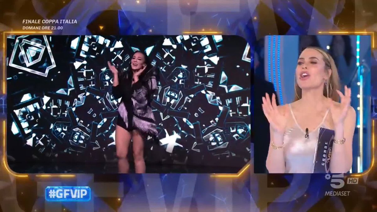 Ma quando Ilary le chiede il bis lei era già pronta col microfono a RICANTARE, è inarrestabile lo avrebbe rifatto per tre ore di fila fino a schiattare #GFVIP