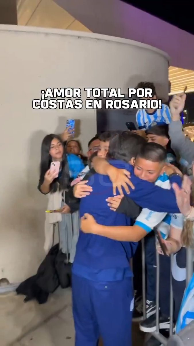 ESTO GENERA GUSTAVO COSTAS EN RACING: en Rosario, los chicos lo abrazaban... ¡Y NO LO QUERÍAN SOLTAR!