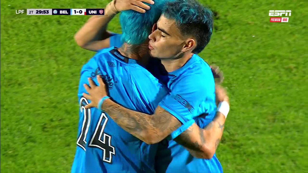 UN PLANTEL BIEN PIRATA: sale el Chino Zelarayan, se abrazo con Rigoni, en su lugar ingresa el Mudo Vázquez y a la hora de llegar al banco se saludo con el Ruso Zielinski y Olave. 📺 ESPN Premium | Suscribite al Pack Fútbol en