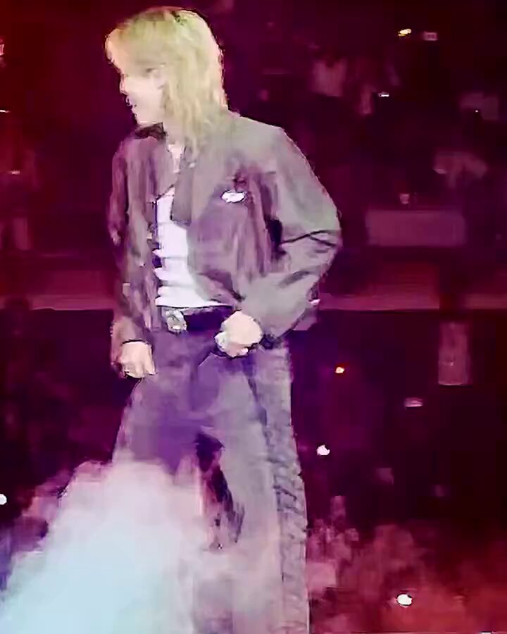マニアック大好きなジミンペンさんへ💜🐤💜 Mic Drop ジミンさん斜めの法則 この曲に限らないんやけど、ジミンさん、なんせ体の斜めの使い方が上手すぎる👏🏻 所々にこのラインが魅せれるとこがレベチなんよね🫠✨ 足の力と体幹、いや全ての筋力が必要！そしてやっぱりセンス✨なんて綺麗なライン❤️