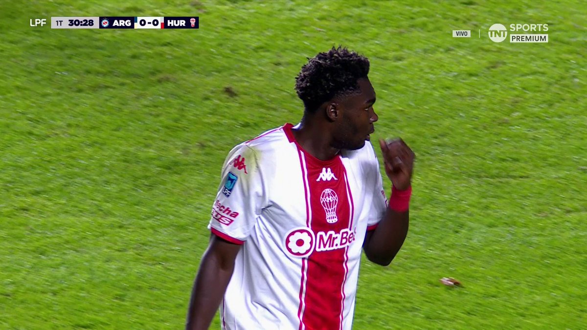 ¡CAICEDO TUVO EL PRIMERO PARA HURACÁN! El delantero sacó un potente remate desde afuera del área y Diego Rodríguez respondió con una buena atajada para Argentinos Juniors. Se van al vestuario 0-0