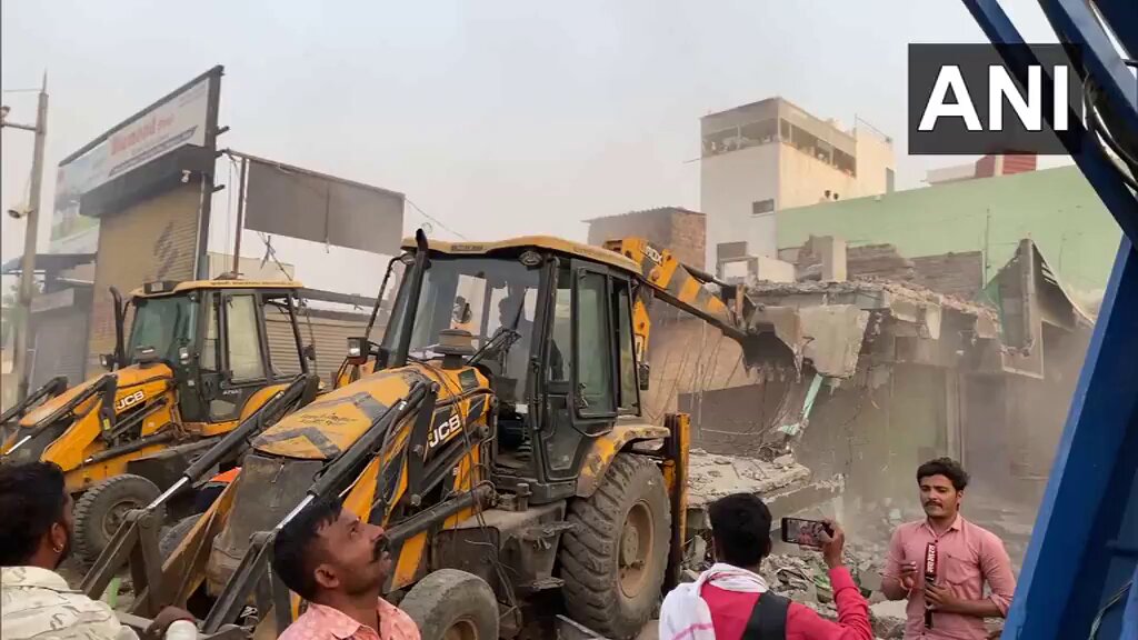🚨 Bulldozer justice in Maharashtra 🔥 AIMIM Corporator Matin Patel who helped Nida Khan accused in TCS conversion case house gets Bulldozed by The Chhatrapati Sambhaji Nagar Municipal Corporation