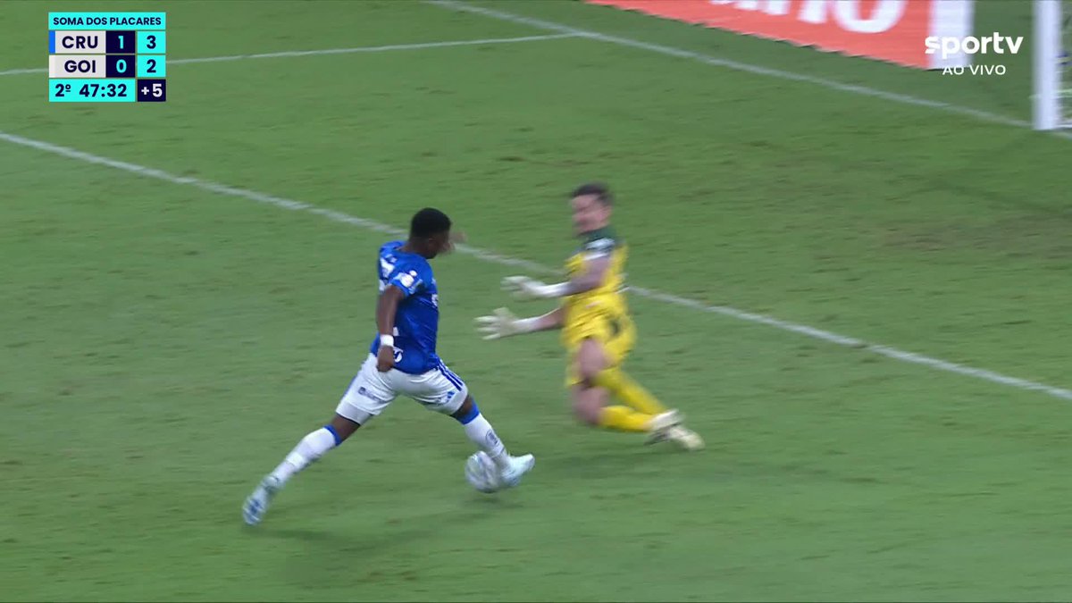 Volante virou goleiro: Tadeu machucou a perna no fim de Cruzeiro x Goiás. Como o time esmeraldino não podia mais substituir, o volante Machado calçou as luvas e foi para o gol.