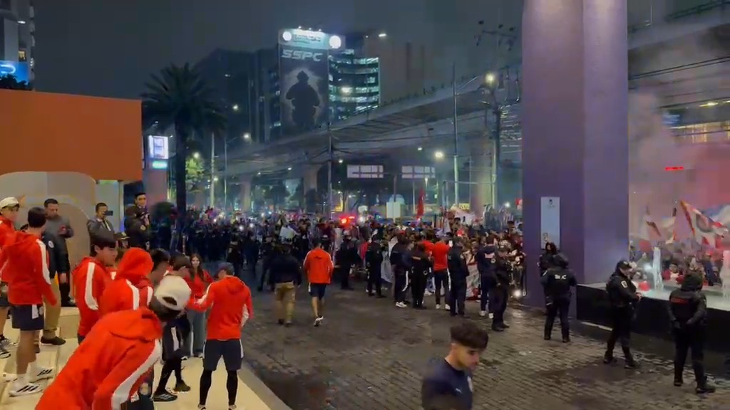 ¡CHIVAS SE DEJA QUERER POR LA AFICIÓN DE LA CDMX! 🐐 Los jugadores del Rebaño disfrutan la serenata que organizó su afición a un día de enfrentar al Cruz Azul en la semifinal de ida. 📹 Vía: serolf2888