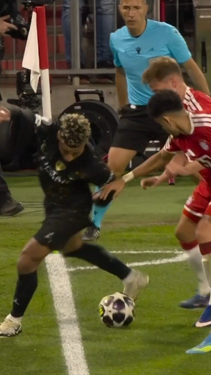 ／ ドゥエの神業ドリブル✨ ＼ 相手DF2人に囲まれながらも、上手くボールをキープ⚽️ ライン際に追い込まれたが、見事なアイデアで局面を打開した💫 #WOWOWでCL #サッカー熱も頂点へ