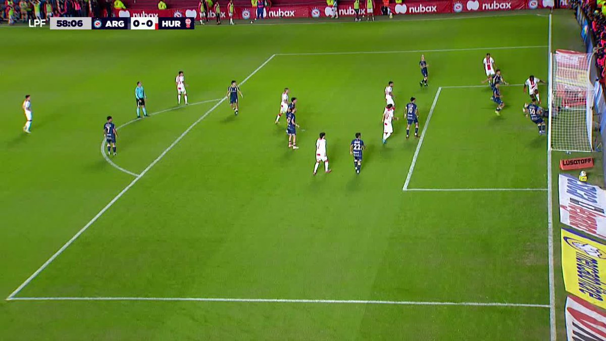 LA CÁMARA DEL GOAL LINE: así se vio la doble tapada de Cortés para evitar el gol de Huracán ante Argentinos en La Paternal.