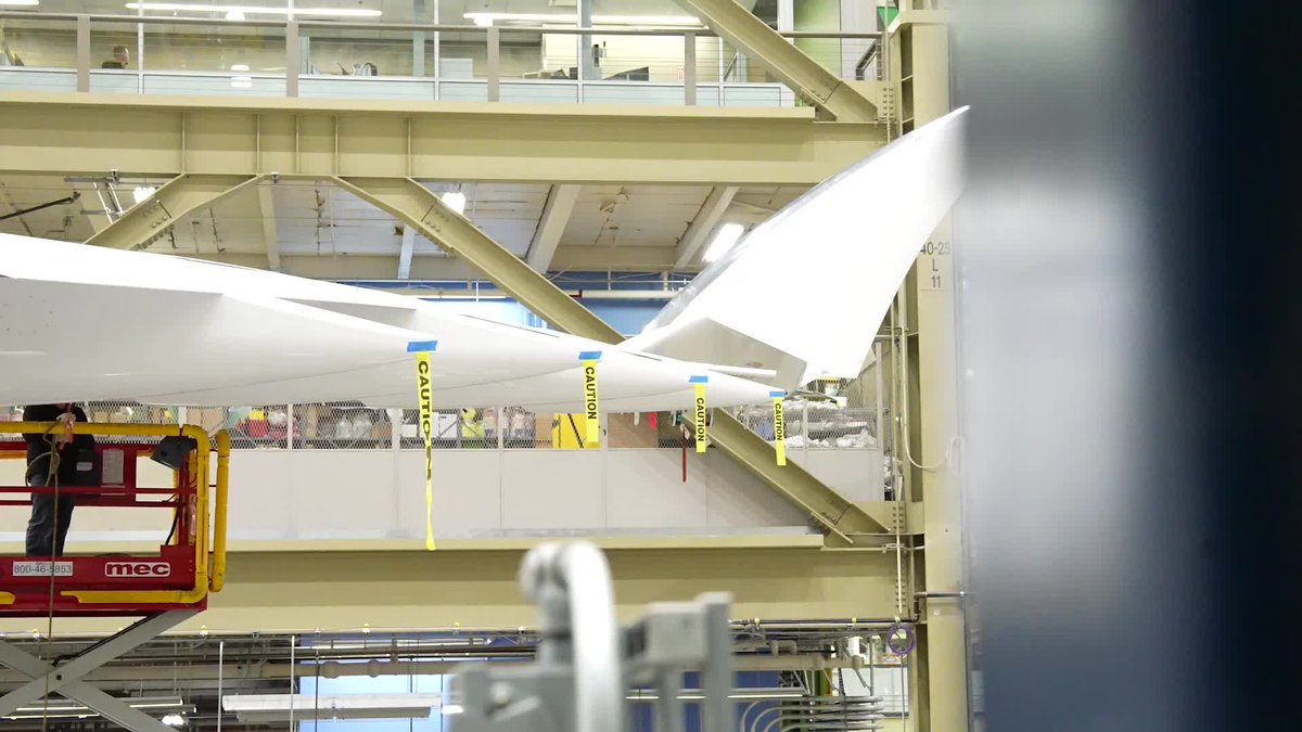 777-8フレイター初号機に翼が付きました。 先月、ボーイング（#TeamBoeing）は同機の中胴に大型の複合材主翼を結合しました。前胴と後胴ではシステム搭載と配線作業も進めています。 工場内をのぞいてみましょう。動画ではボーイングの最新鋭貨物機とその製造に取り組むチームの様子をご紹介しています。 また、英語サイトに詳しいストーリーを掲載しています。どうぞご覧ください。