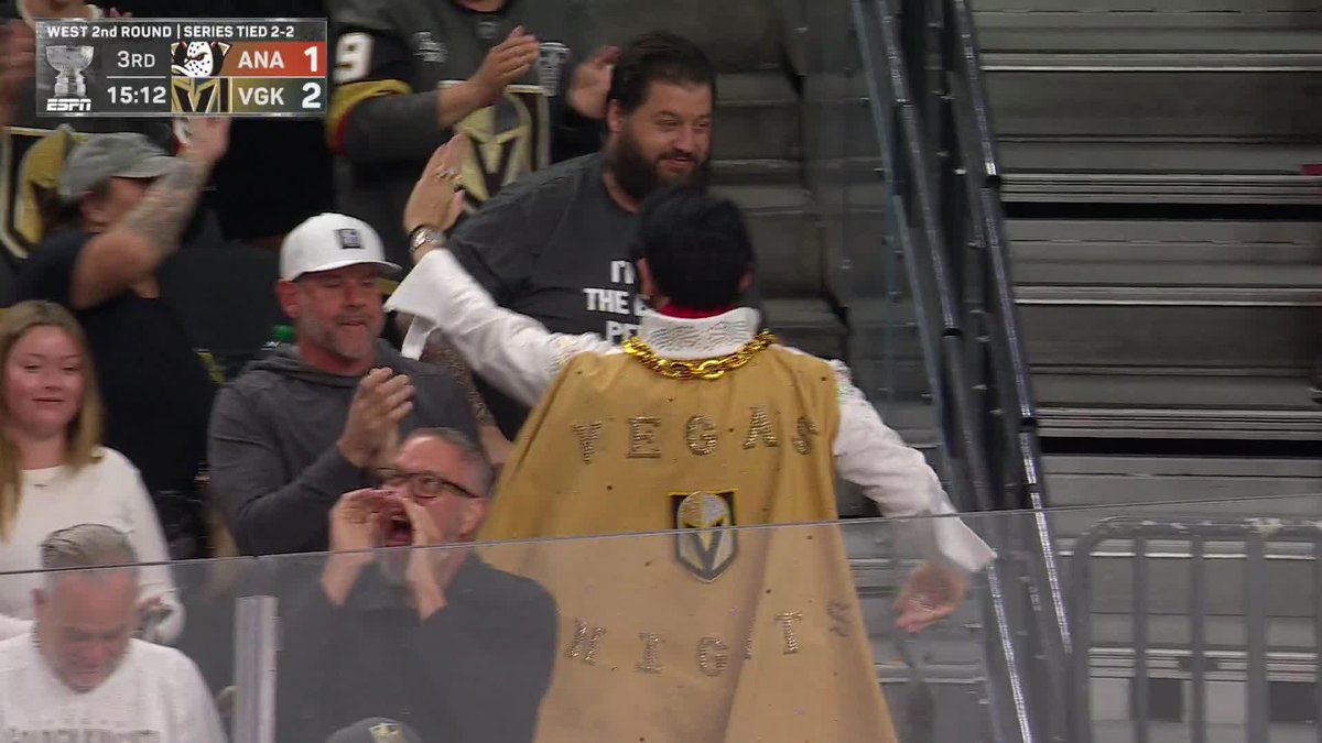 TOMAS HERTL GIVES VEGAS THE LEAD IN THE THIRD 🔥