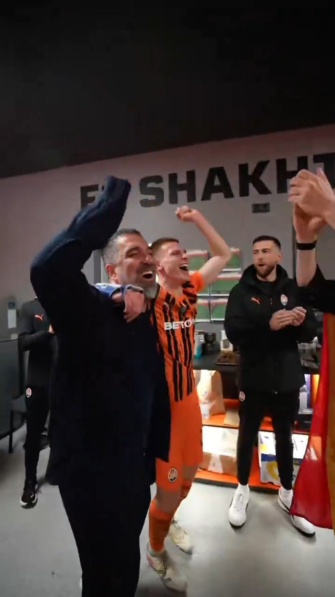 Arda 2 sene Eyüp'te hocalık yaptı. Shakhtar seviyesi takımdan teklif aldı... peki 4 sene üst üste Galatasaray ile şampiyon olan Okan Buruk'a niye üst seviyeden hiç teklif yok? Liverpool, Feyenoord'dan hoca getiriyor da niye Okan Buruk'u hiç düşünmüyor?