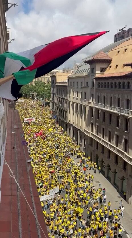 🔥80.000 persones a Barcelona.🔥 🔥70% de seguiment🔥 🟢 La vaga del 12, obliga el Govern a reobrir la negociació i portar a mesa una proposta concreta per blindar salaris, retornar el deute dels estadis, reduir ràtios i reforçar els centres. #DignitatEducativa #SitAndtalk