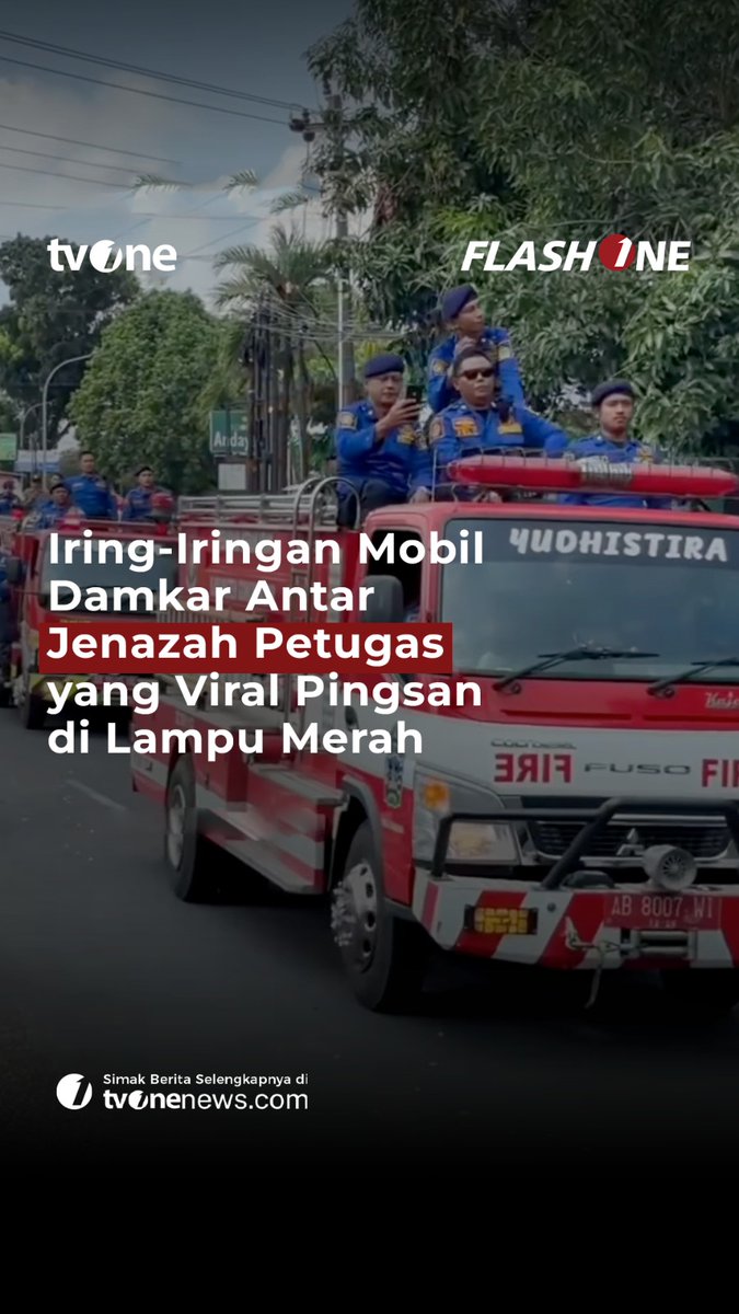 Iring-iringan mobil pemadam kebakaran mengantarkan prosesi pemakaman seorang petugas senior Damkarmat Gunungkidul yang sebelumnya dilaporkan sempat pingsan. Selengkapnya di video berikut ini! #ForYourInformation #CariBeritaditvOne #Damkar #Gunungkidul #Viral #FYI02 #ZA03