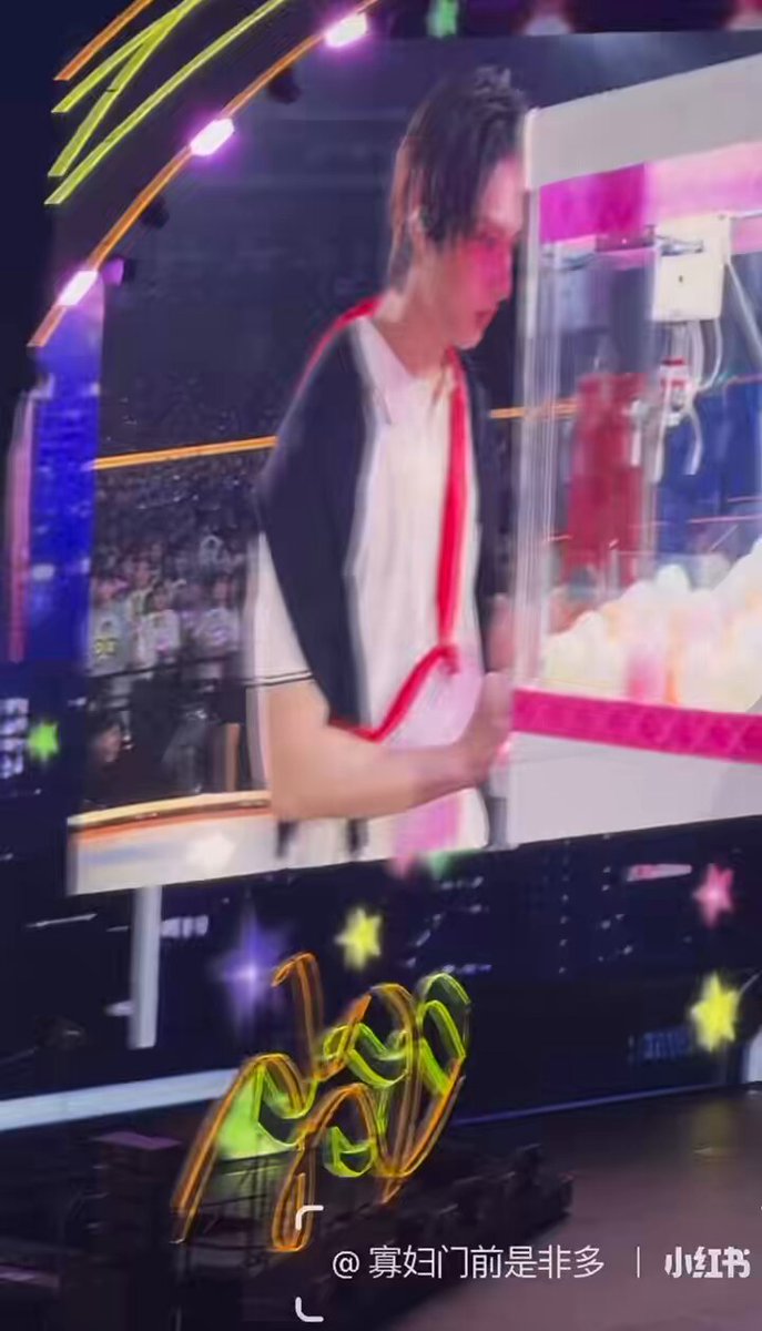 OKAY JUN CLAW MACHINE MASTER!!?!??? seungkwan cheering him on is so cute