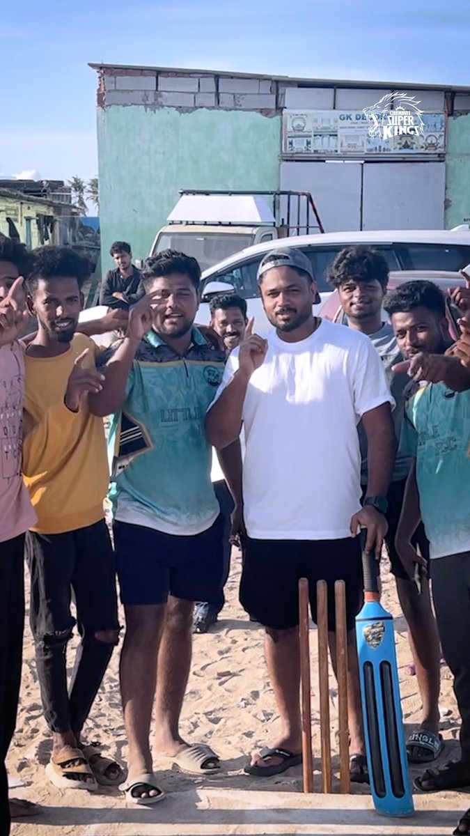 Beach cricket with the boys 🤩🌊 Chettan’s day out done right 🥳 #WhistlePodu #Yellove 🎥 : Team Samson