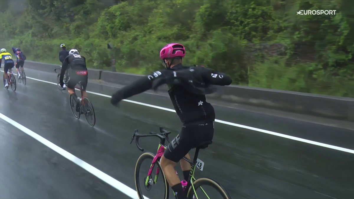 El arca de Noé no vendría mal ahora mismo: ¡se está cayendo el cielo en el #Giroditalia! ☔️😱 Jornada de las que verdaderamente pasan factura la que espera este miércoles: 200 km, 4000m de desnivel y con esta tormenta...