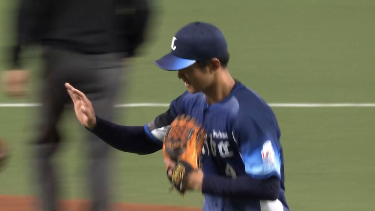一打同点の場面で、#石井一成 選手がファインプレー！ #高橋光成 投手が、野手陣を笑顔で迎えます！ #seibulions #打破