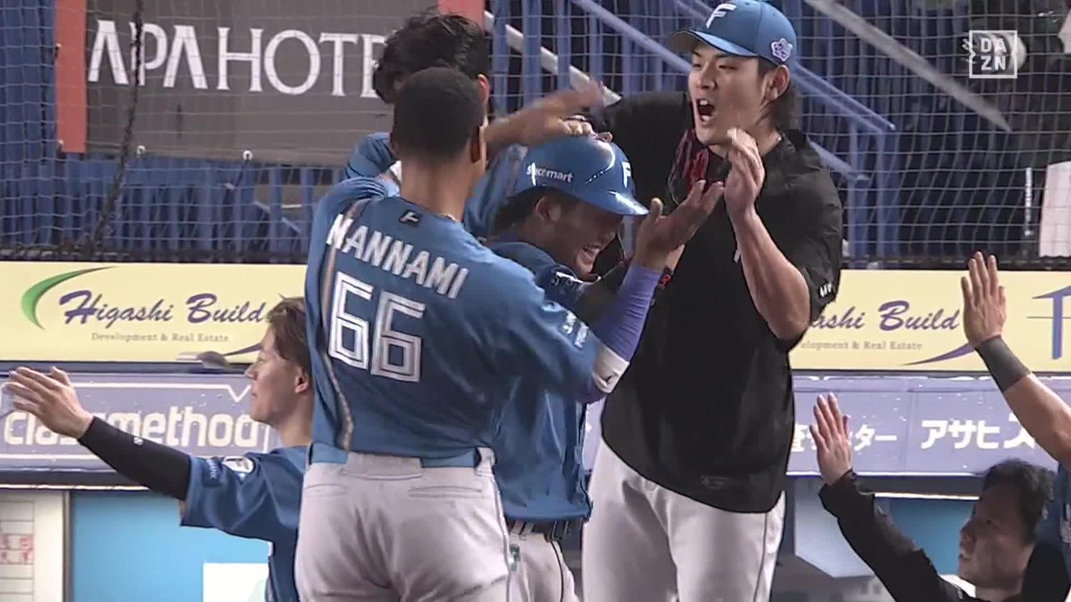 笑顔が弾けた 進藤勇也がプロ初ホームラン㊗️ ベンチ総立ちで祝福を受ける ⚾️ロッテ×日本ハム #lovefighters #だったらDAZN
